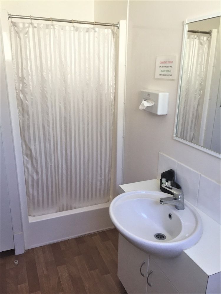 Junee Tourist Park Superior Cabin 6