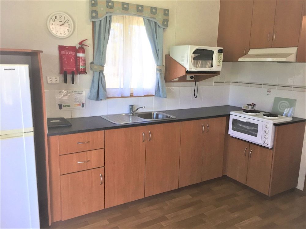 Junee Tourist Park Superior Cabin 2