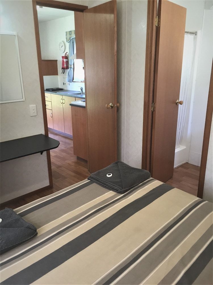 Junee Tourist Park Superior Cabin 3