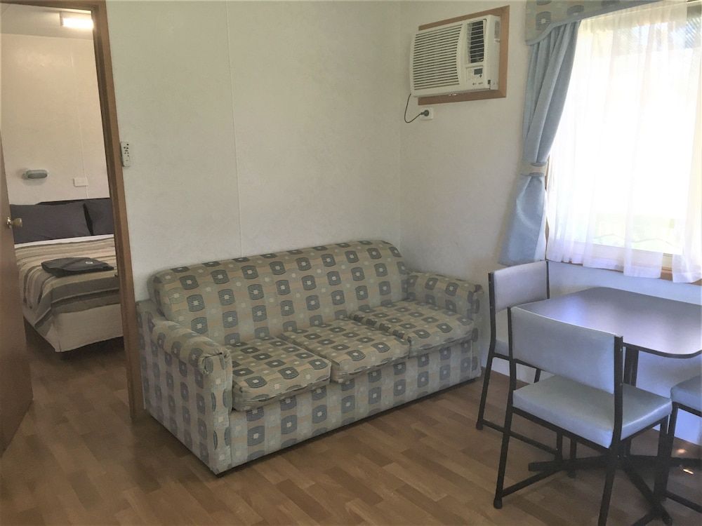 Junee Tourist Park Superior Cabin 4