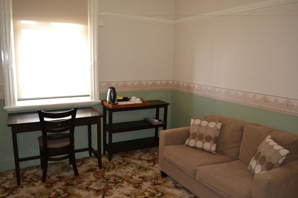 Historic Hydro Motor Inn Standard Room, Non Smoking (Queen Suite) 7