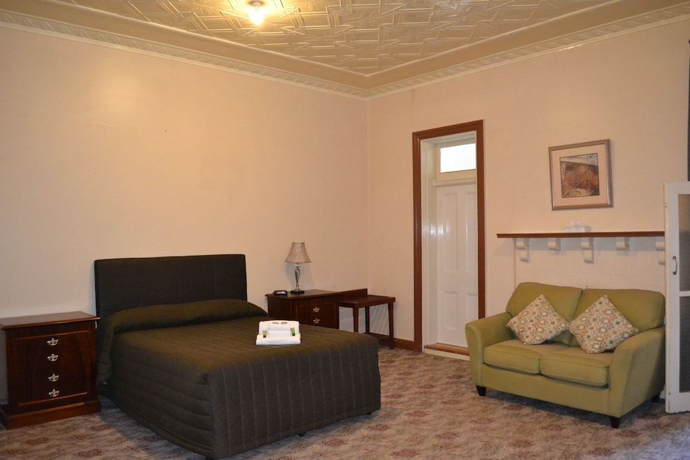 Historic Hydro Motor Inn Standard Room, Non Smoking (Queen Suite) 6