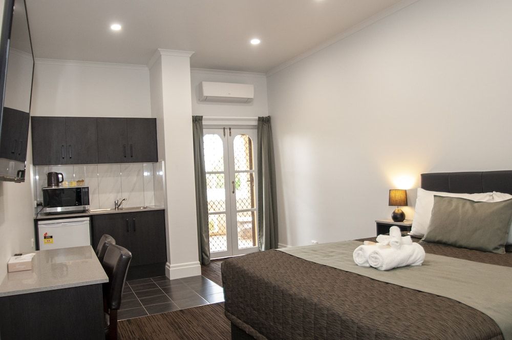 Historic Hydro Motor Inn Standard Room, Non Smoking (Queen Suite) 3