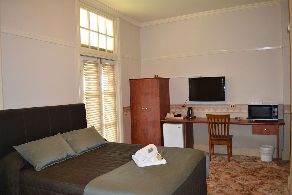 Historic Hydro Motor Inn Standard Room, Non Smoking (Queen Suite) 5