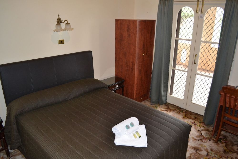 Historic Hydro Motor Inn Standard Room, Non Smoking, Balcony (Twin Room) 2