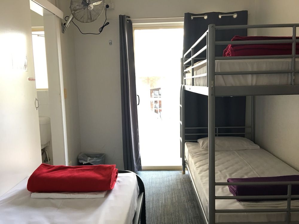 Gold Coast Backpackers - Hostel Standard Twin Room, 1 Bedroom, Non Smoking, Private Bathroom 2