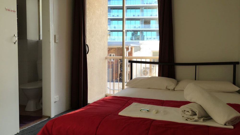 Gold Coast Backpackers - Hostel Standard Double Room, 1 Bedroom, Non Smoking, Balcony 2