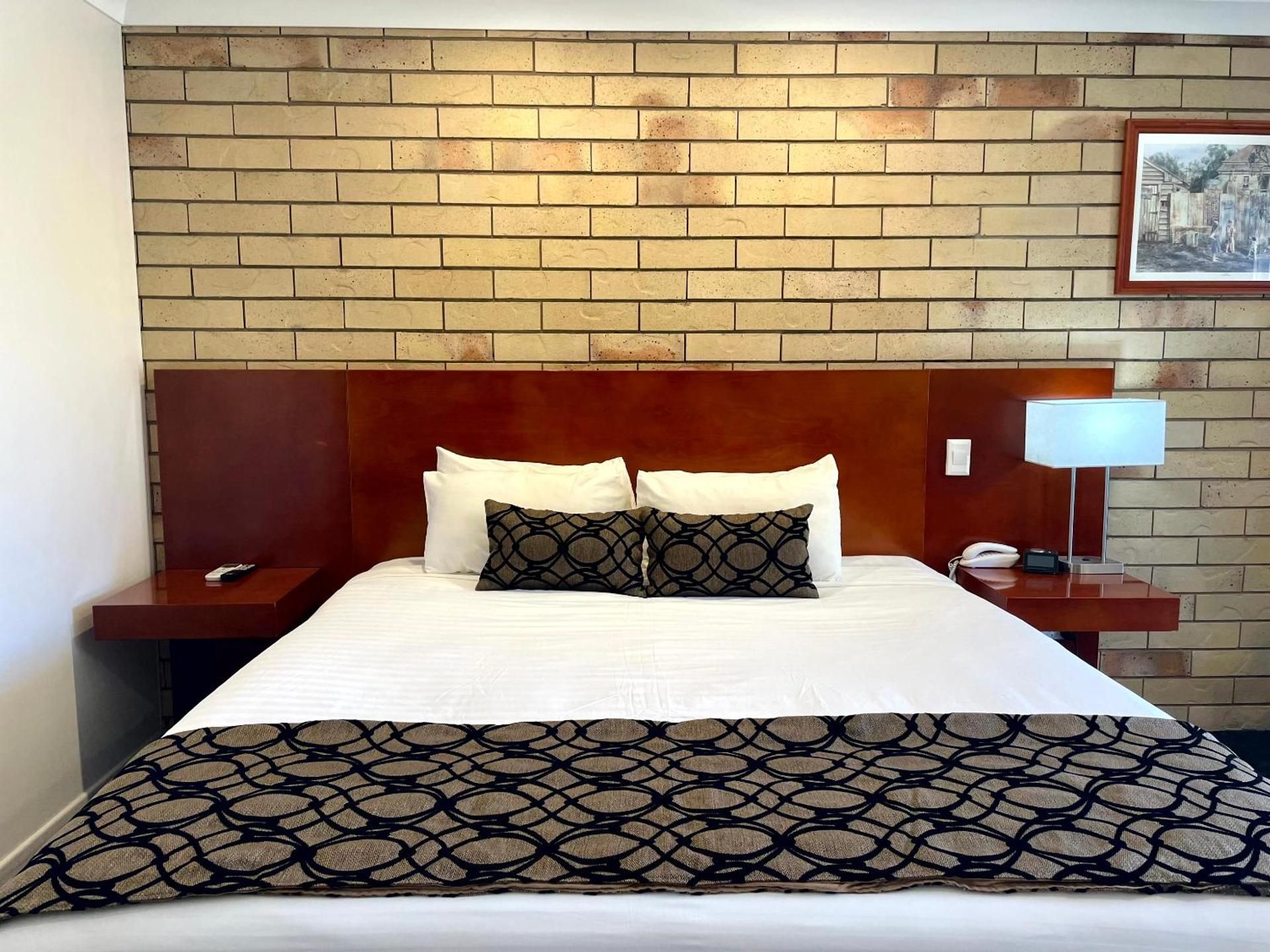 The Western Heritage Motor Inn Deluxe King Suite