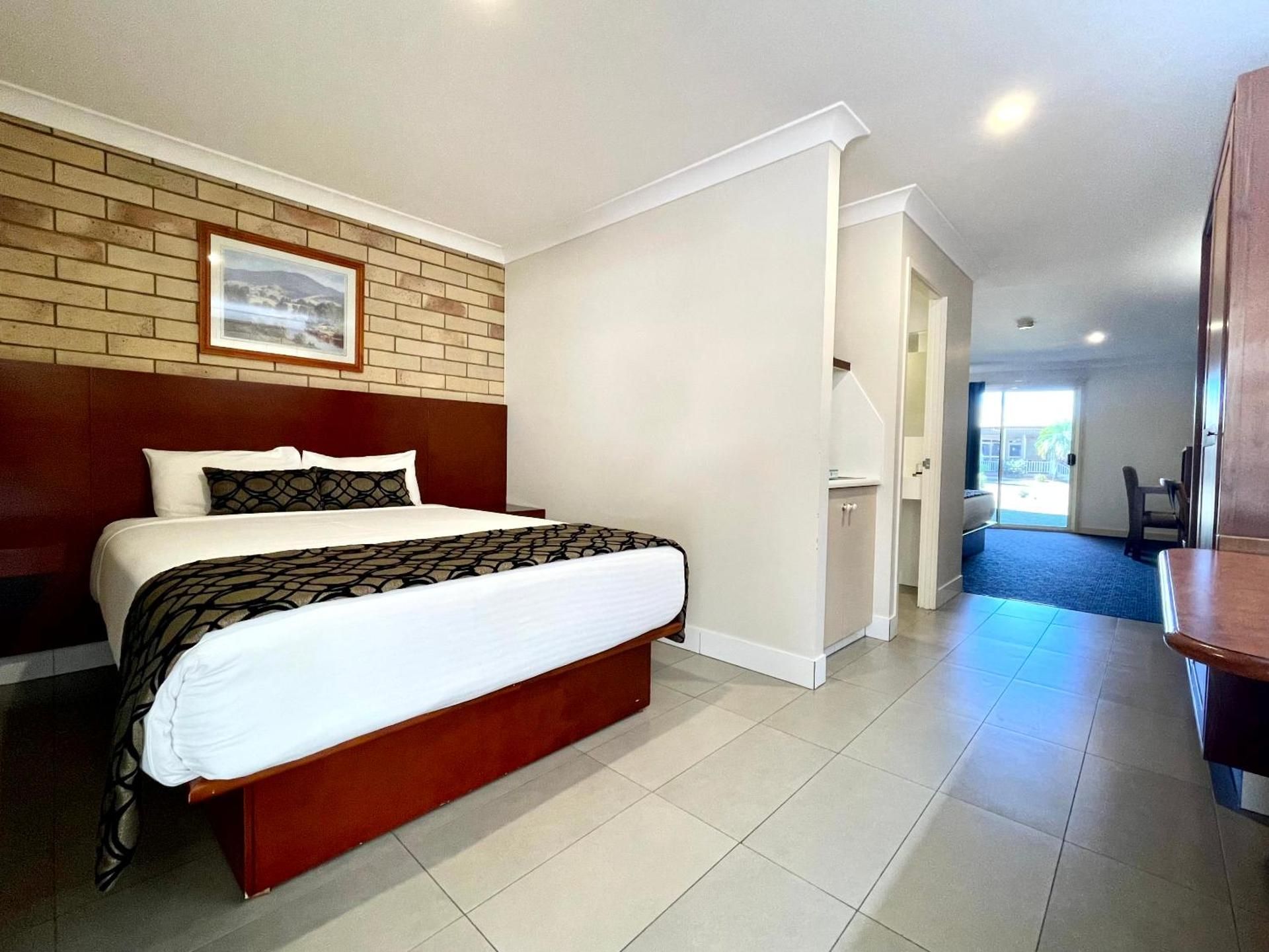 The Western Heritage Motor Inn Deluxe Twin Room 2