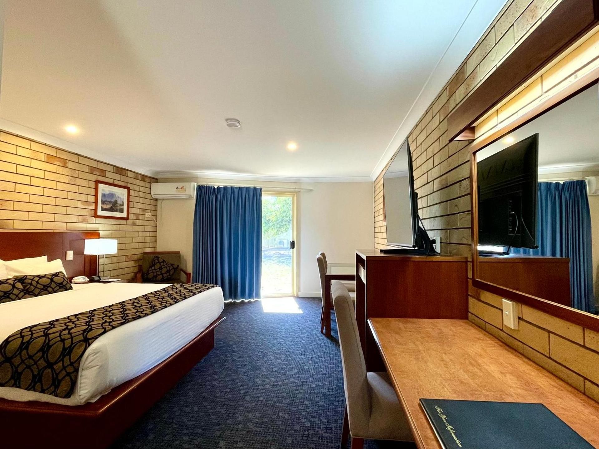 The Western Heritage Motor Inn Deluxe Twin Room