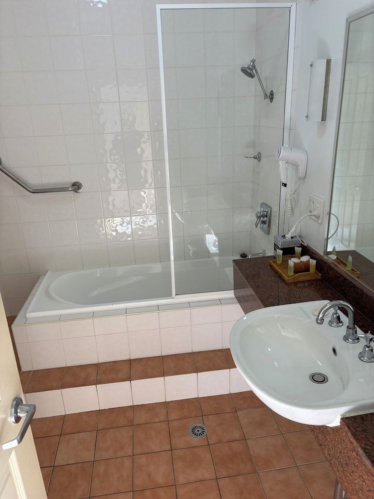 Golden Guitar Motor Inn Executive Queen Room With Bath 2