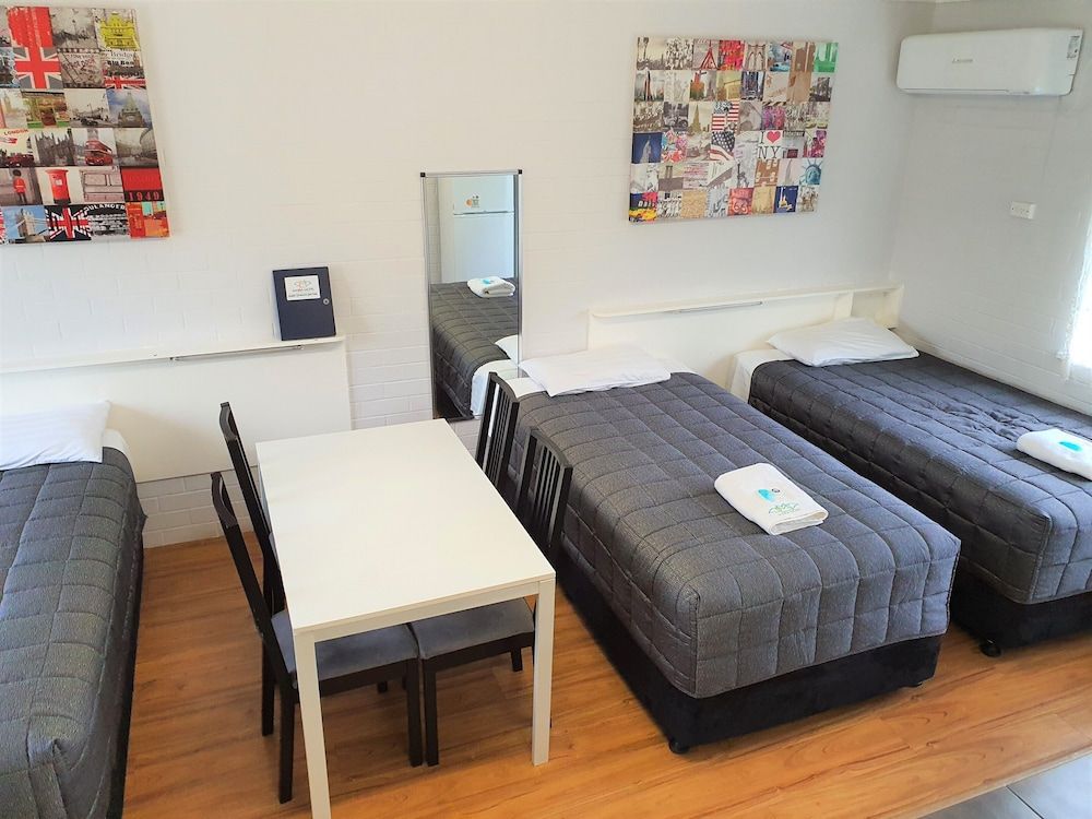 Maria Motel Deluxe Triple Room 8