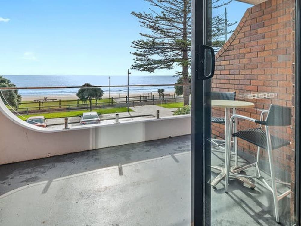 Beachfront Voyager Motor Inn Executive Double Room, Sea View 4