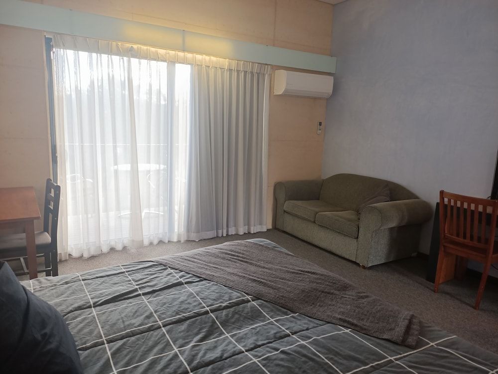 Yanchep Inn Standard Lakeside Room 2