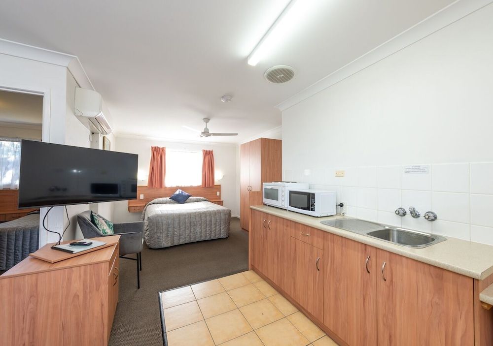 Riviera on Ruthven Motel Standard Suite, 2 Bedrooms, Non Smoking, Kitchen (Self Contained) 4