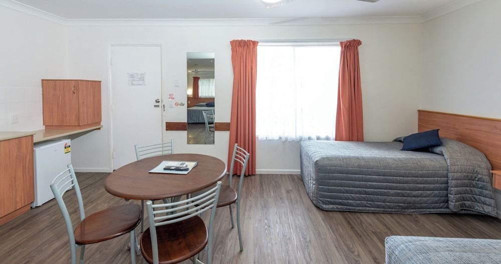 Riviera on Ruthven Motel Standard Suite, 2 Bedrooms, Non Smoking, Kitchen (Self Contained) 6