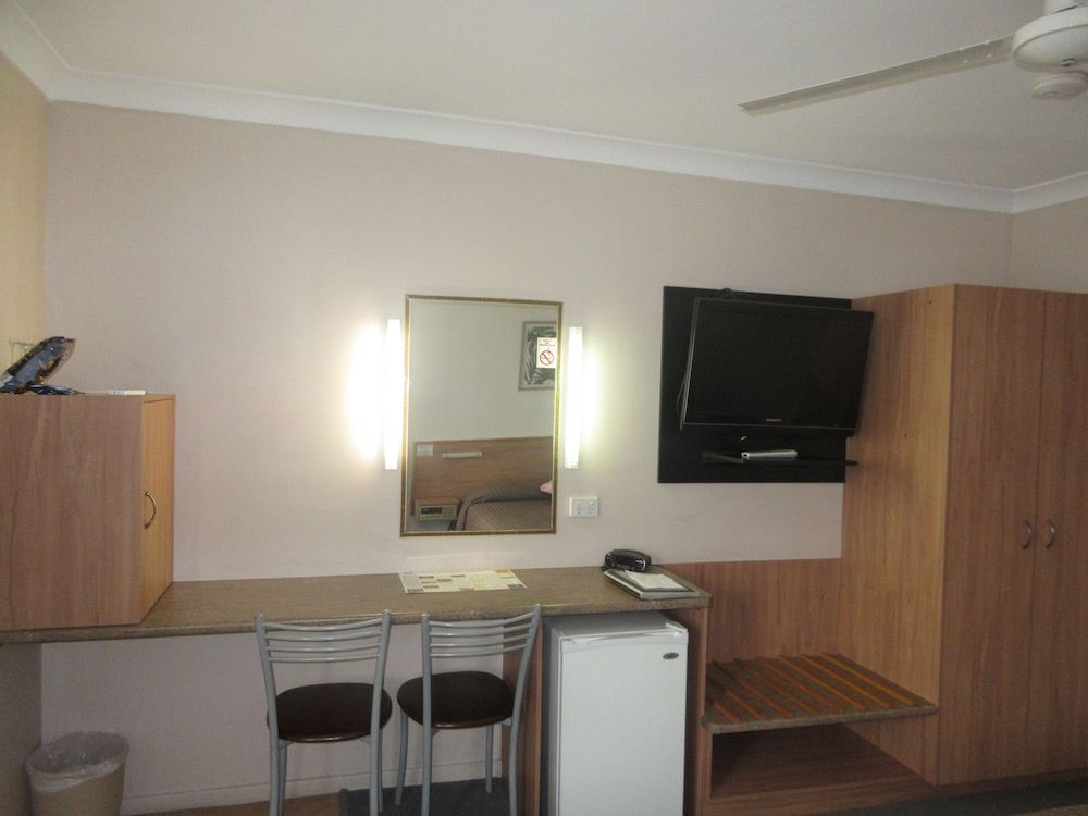 Riviera on Ruthven Motel Standard Room, Non Smoking (Budget Twin Share) 4