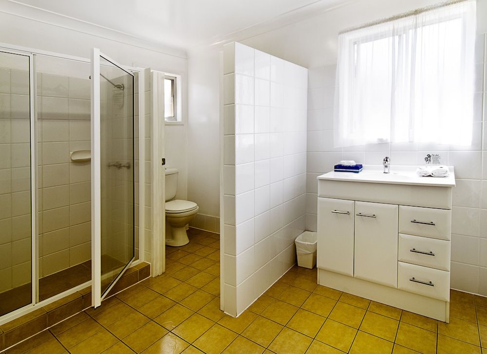 Riviera on Ruthven Motel Standard Suite, 2 Bedrooms, Non Smoking, Kitchen (Self Contained) 5