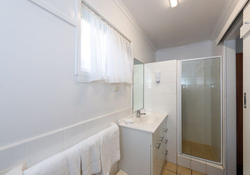 Riviera on Ruthven Motel Standard Suite, 1 Bedroom 4