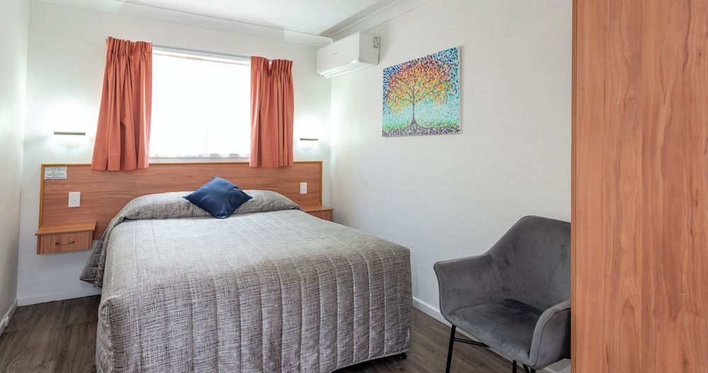 Riviera on Ruthven Motel Standard Suite, 2 Bedrooms, Non Smoking, Kitchen (Self Contained) 3