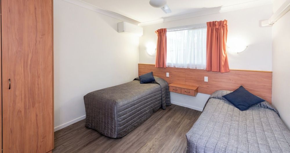 Riviera on Ruthven Motel Standard Suite, 2 Bedrooms, Non Smoking, Kitchen (Self Contained) 2