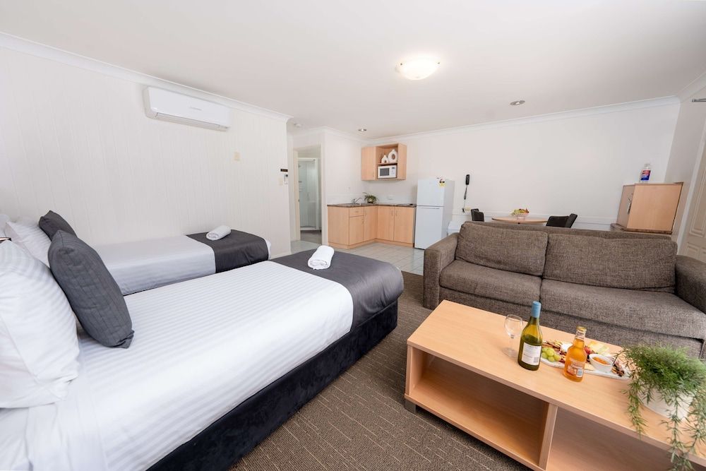 Family Suite, Multiple Beds, Non Smoking, Kitchenette