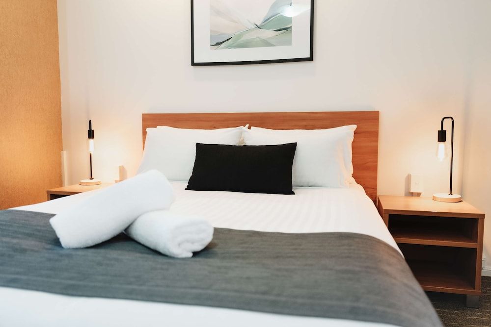 Standard Room, 1 Queen Bed, Non Smoking, Jetted Tub (Walk-in Shower)