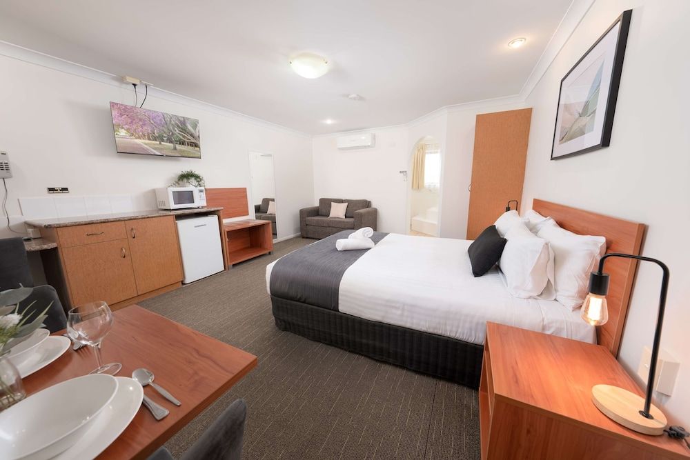 Standard Room, 1 Queen Bed, Non Smoking, Jetted Tub (Walk-in Shower)