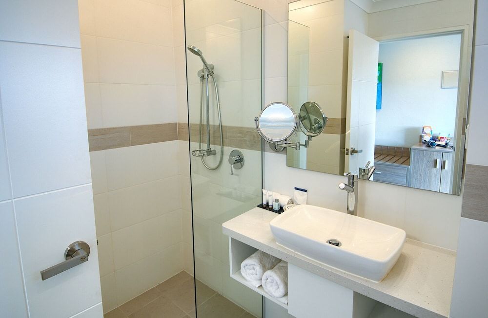 Albany Motel & Apartments Premier Room, 1 King Bed 4