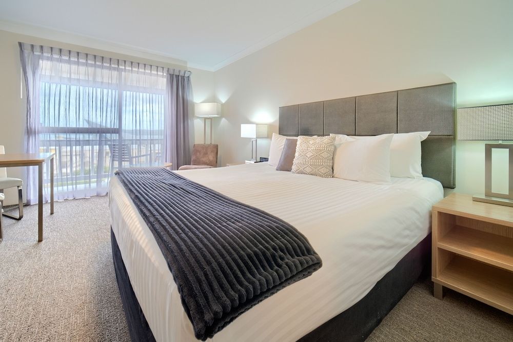 Albany Motel & Apartments Premier Room, 1 King Bed 2