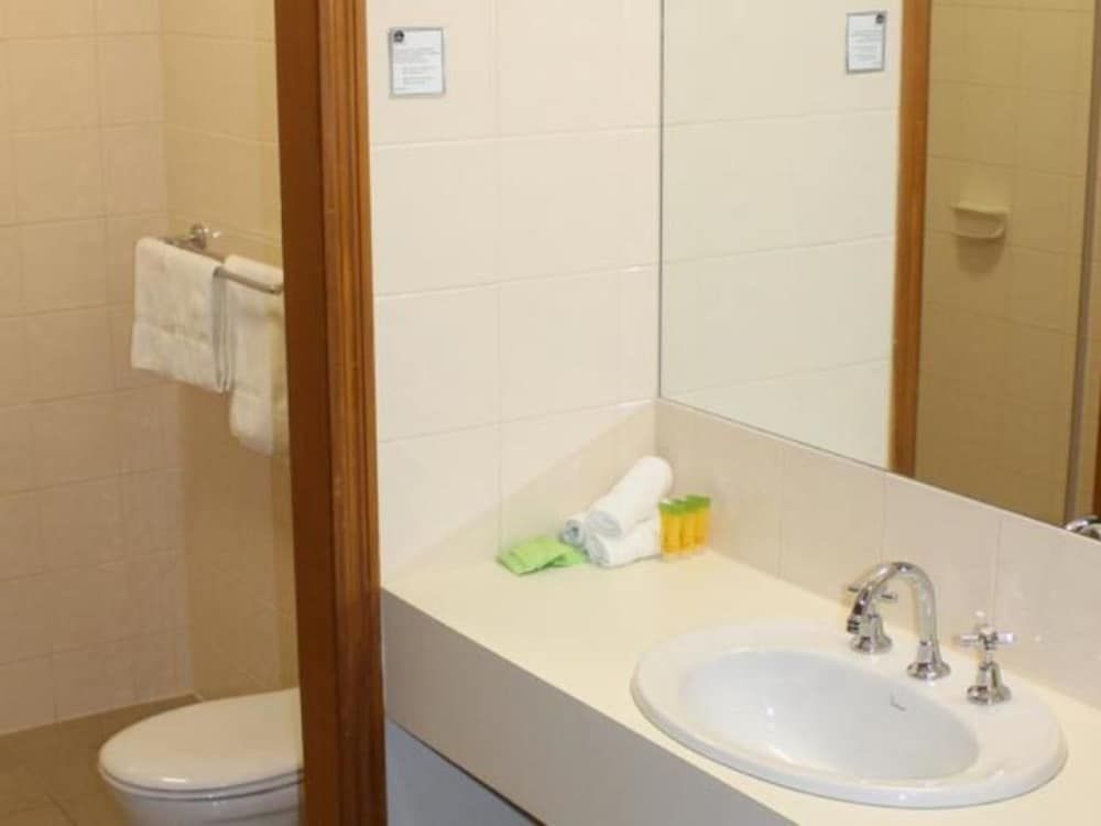 Bakery Hill Motel Family Room 6