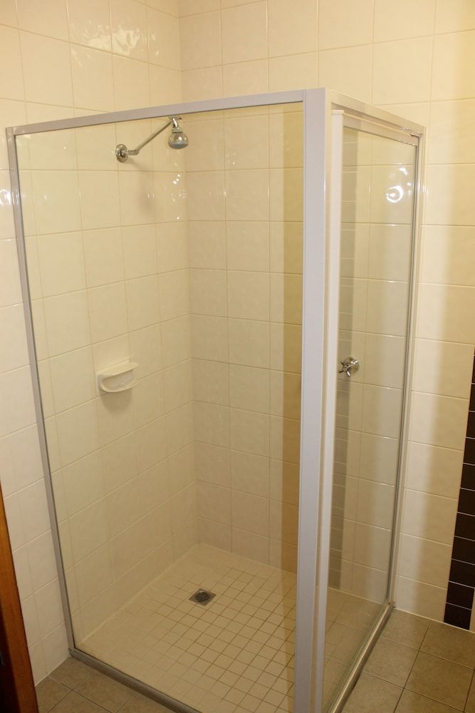 Bakery Hill Motel Deluxe King Room 2