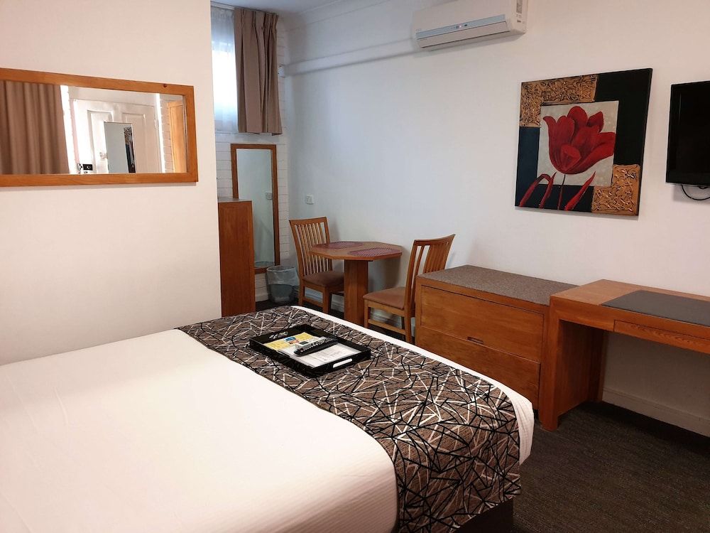 Executive Room, 1 Queen Bed, Non Smoking (Walk-in Shower)