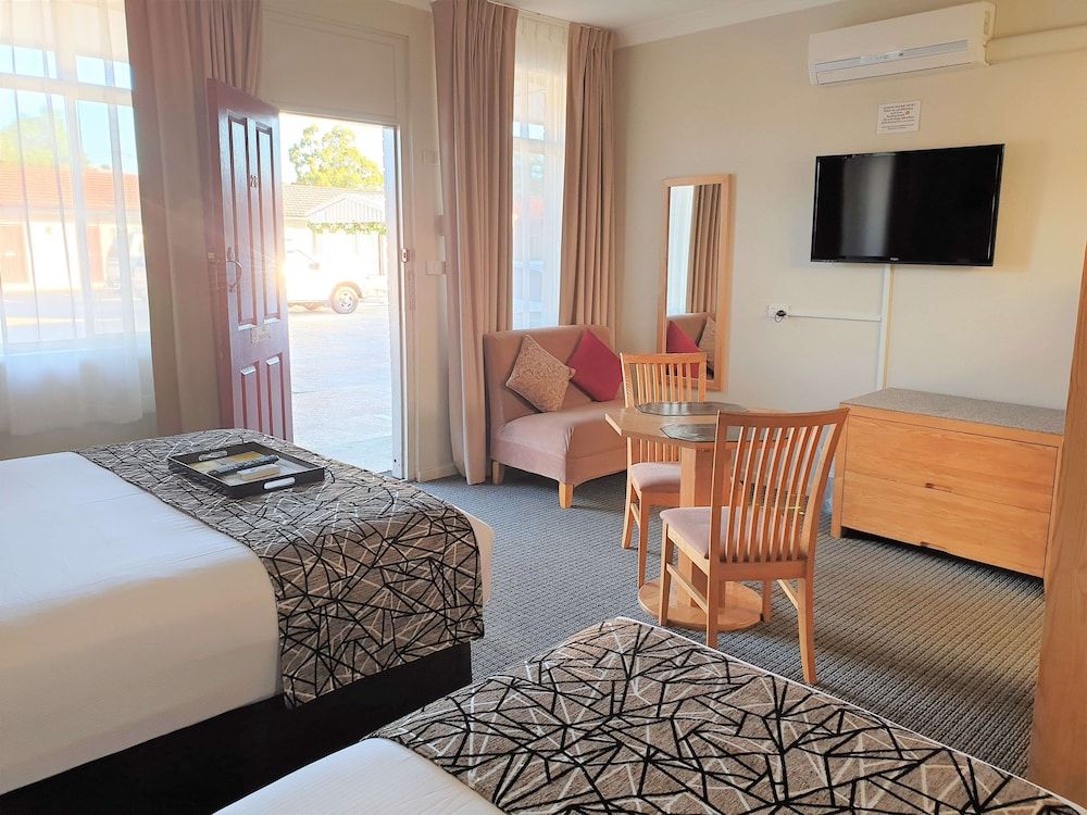 Family Room, Multiple Beds, Non Smoking, Microwave (Walk-in Shower)