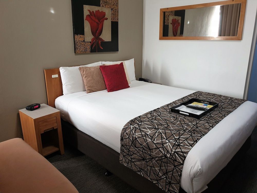 Executive Room, 1 Queen Bed, Non Smoking (Walk-in Shower)