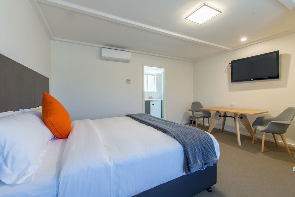 Mick O'Shea's Premier One Bedroom King 2