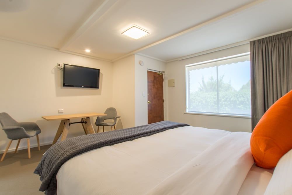 Mick O'Shea's Premier One Bedroom King 4