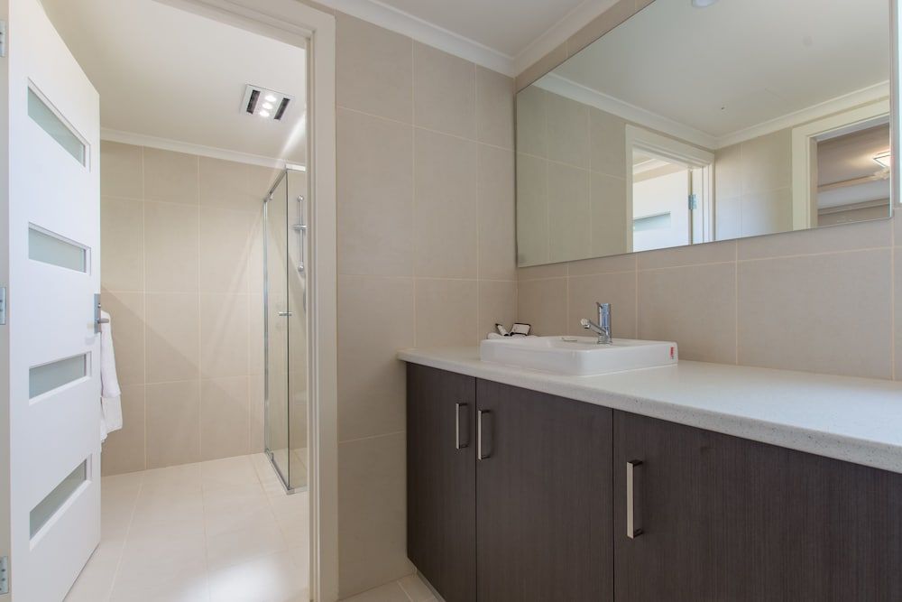 Mick O'Shea's Premier One Bedroom King 5