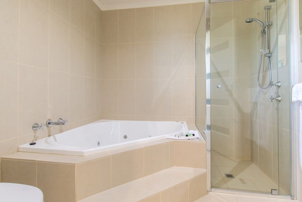 Mick O'Shea's Premier King Spa 4