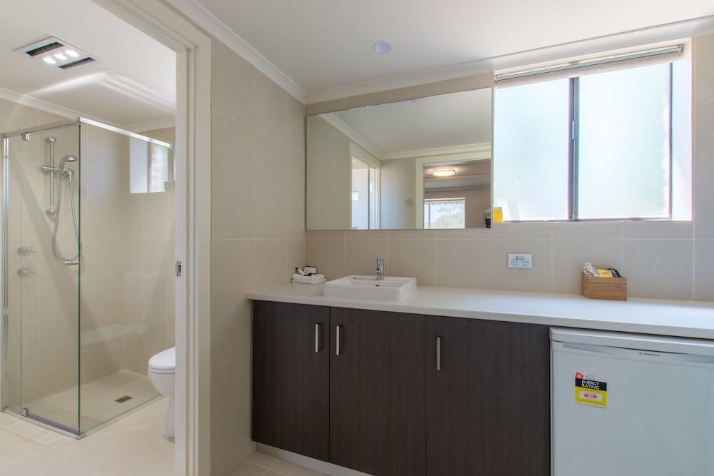 Mick O'Shea's Premier One Bedroom King 6