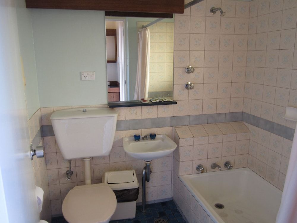 Canberra Lyneham Motor Inn Standard Room 4