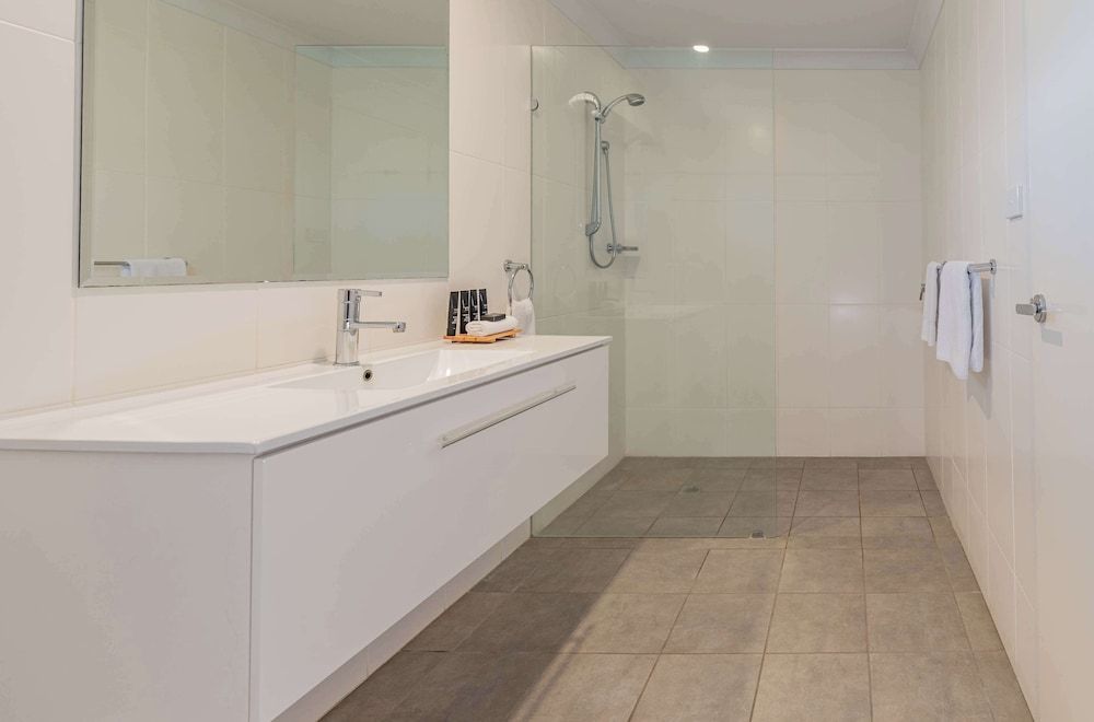 Best Western Club Quirindi Motel Deluxe Room, Multiple Beds, Non Smoking, Microwave 5