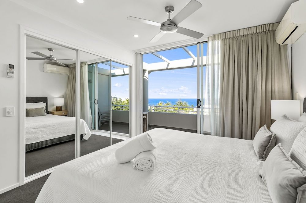 2 Bedrooms Top Level Mid Ocean View