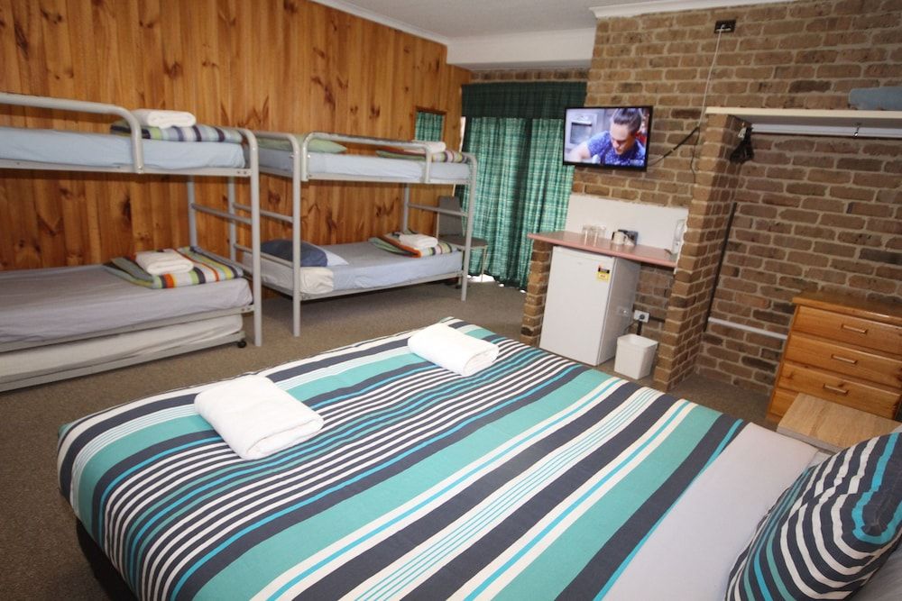 Standard Family Room 6 people (King Bed and 2 Bunks)