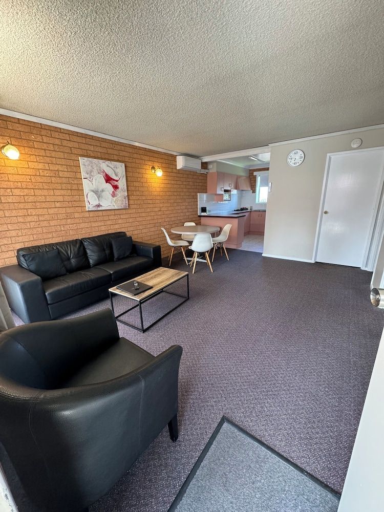 Blue Whale Motor Inn & Apartments