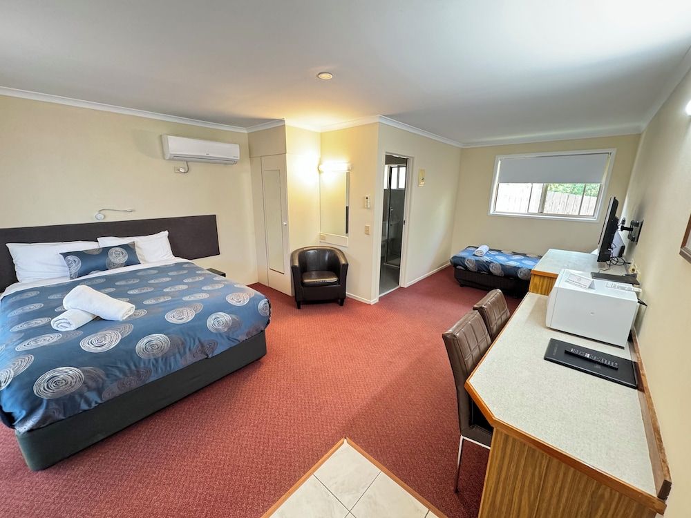 Blue Whale Motor Inn & Apartments Deluxe Room 2