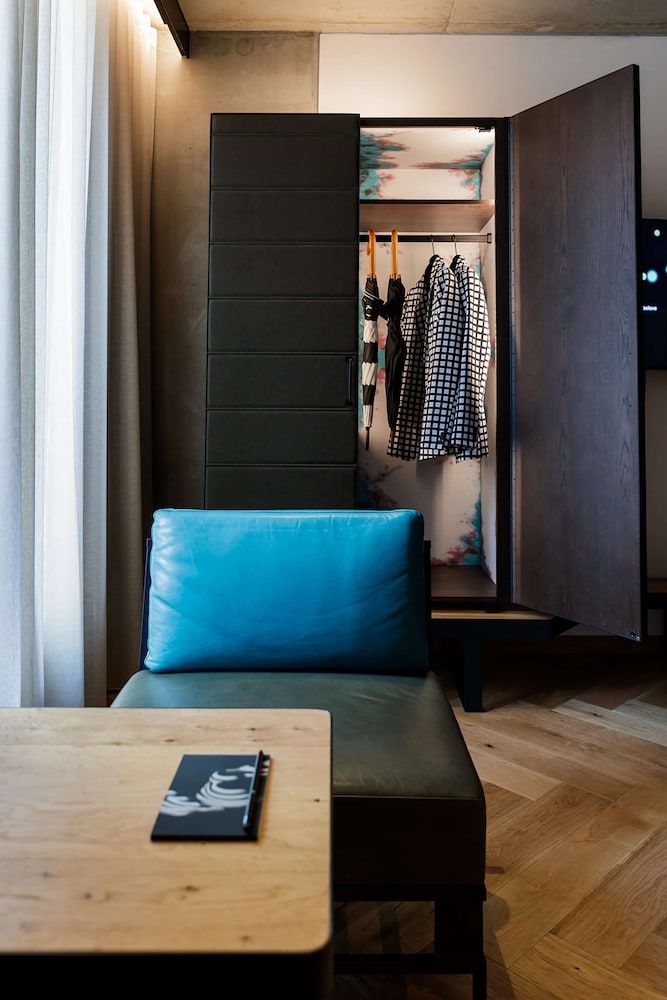 QT Melbourne QT King 5