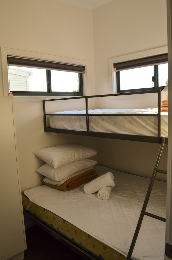 Tasman Holiday Parks - Lake Mulwala 3 Bedroom Village Cabin