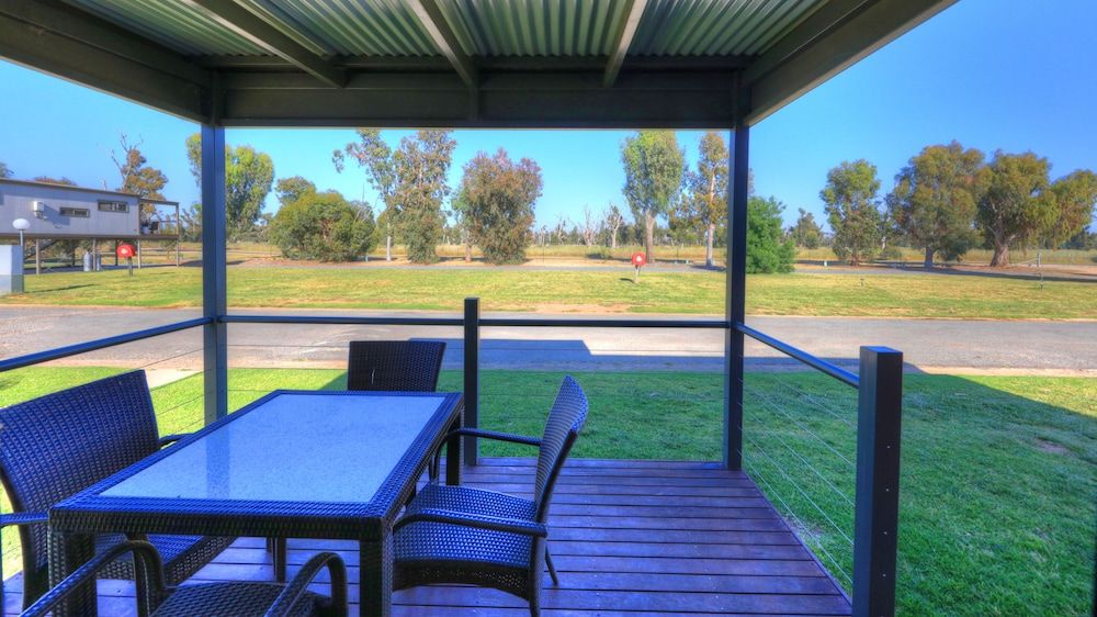 Tasman Holiday Parks - Lake Mulwala 2 Bedroom Standard Park View Cabin 6