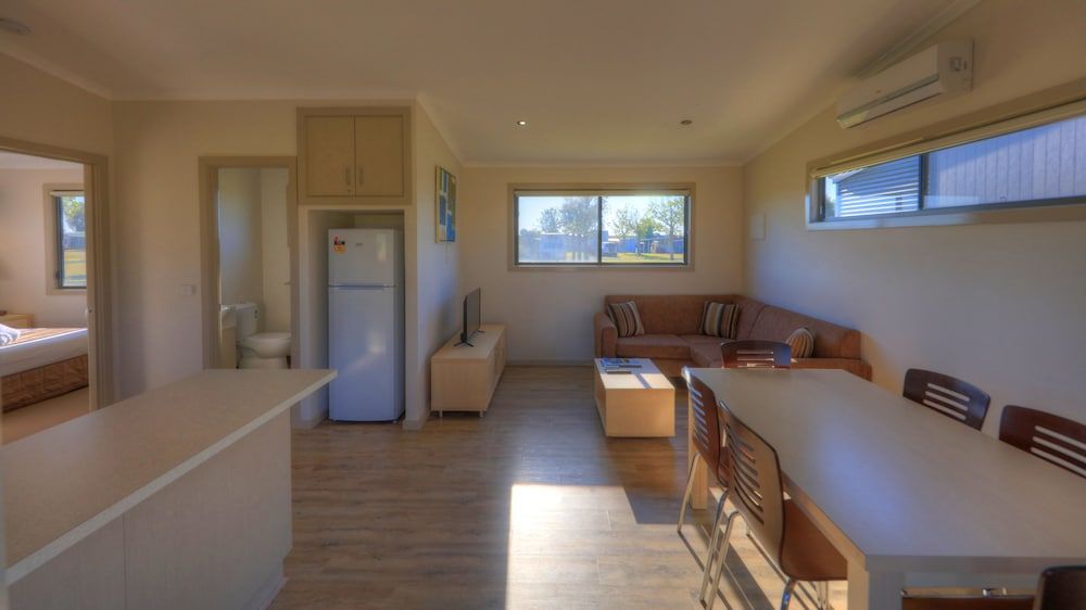Tasman Holiday Parks - Lake Mulwala 2 Bedroom Standard Park View Cabin 5